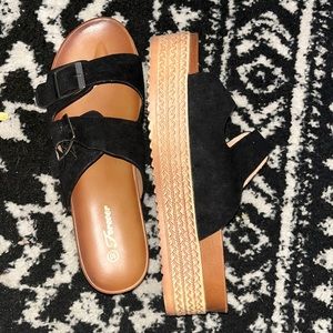 NWOT Platform Buckle Sandals